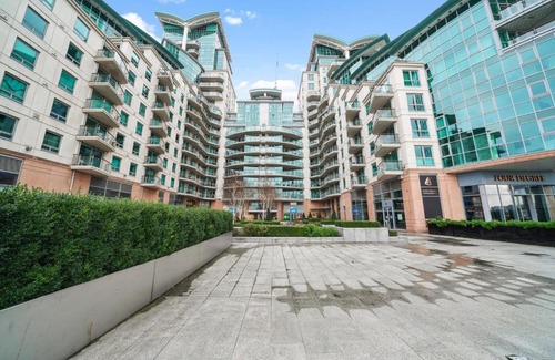 Vauxhall Apartment | Riverside Retreat: Vauxhall House with Family-Friendly Amenities
