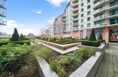 Vauxhall Apartment | Riverside Retreat: Vauxhall House with Family-Friendly Amenities