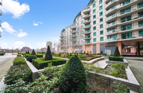 Vauxhall Apartment | Riverside Retreat: Vauxhall House with Family-Friendly Amenities