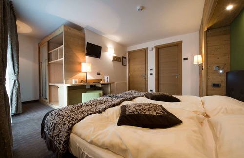 Santa Caterina Valfurva Hotel | Discover Vedig: 4-Star Retreat with Spa and Family Amenities