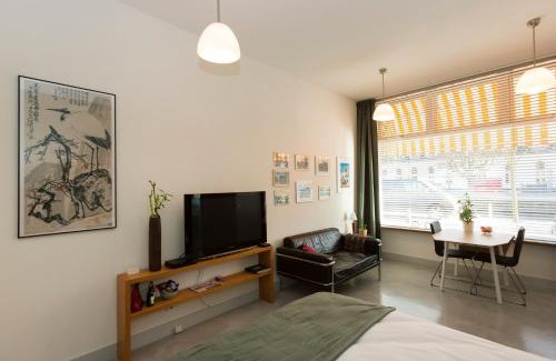 The Hague Center Apartment | VeenkadeBnB: Pet & Child Friendly with 9.2/10 Guest Rating