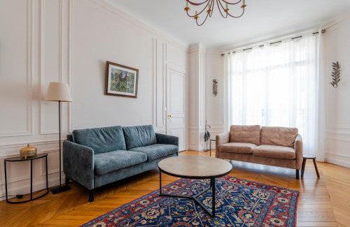 Faubourg Saint-Germain Apartment | Elegant Stay at Veeve - Steps to the Eiffel Tower