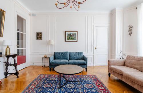 Faubourg Saint-Germain Apartment | Elegant Stay at Veeve - Steps to the Eiffel Tower