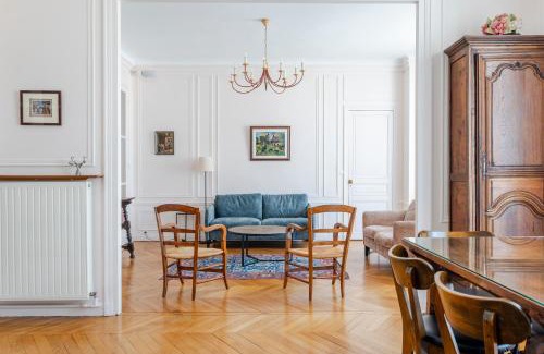 Faubourg Saint-Germain Apartment | Elegant Stay at Veeve - Steps to the Eiffel Tower