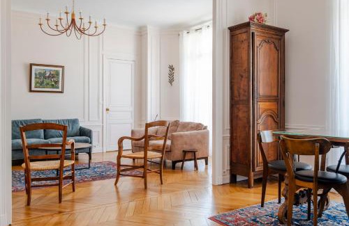 Faubourg Saint-Germain Apartment | Elegant Stay at Veeve - Steps to the Eiffel Tower
