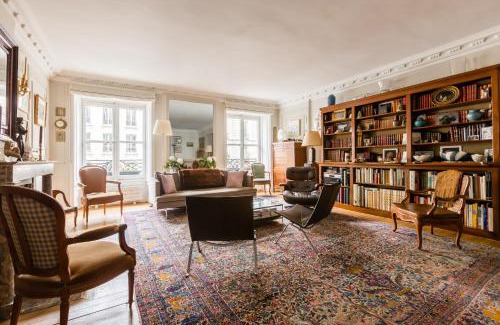 Odeon Apartment | Premier Family Stay at Veeve - Latin Quarter Retreat