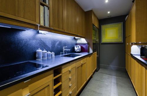 Odeon Apartment | Premier Family Stay at Veeve - Latin Quarter Retreat