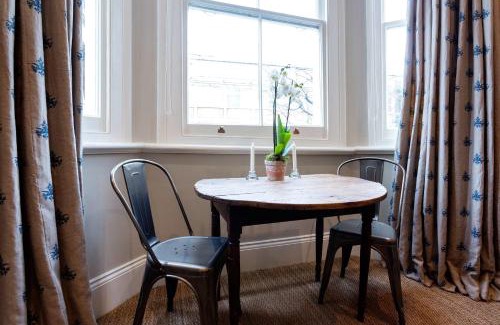 Addison Apartment | Veeve - Sinclair Sophistication: 5-Star Family Retreat