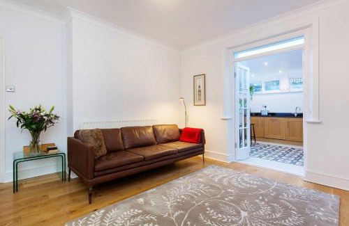 Wimbledon Apartment | Elegant Village Beauty: Family-Friendly 5-Star Retreat