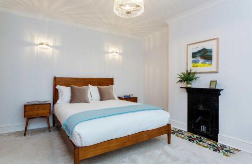 Wimbledon Apartment | Elegant Village Beauty: Family-Friendly 5-Star Retreat