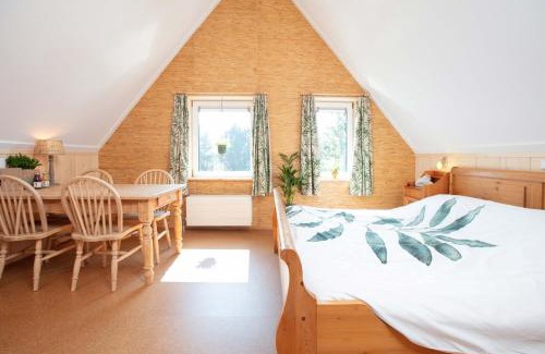 Medemblik Bed & Breakfast | Eco-Friendly Vegan B&B De Groene Mus with Hot Tub Oasis