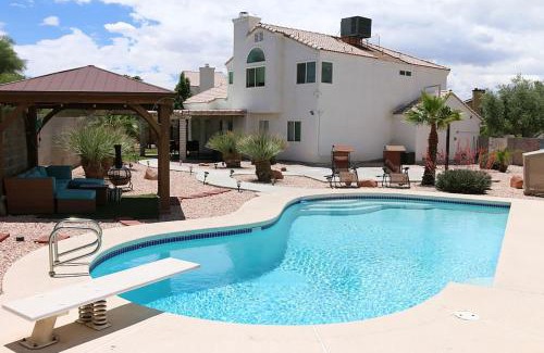 Las Vegas House | Exciting Vegas Getaway: Pool, Games & Oceanfront Views