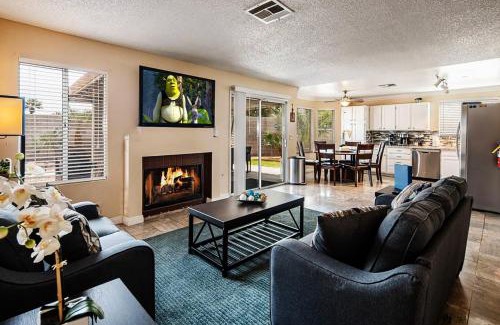 Las Vegas House | Exciting Vegas Getaway: Pool, Games & Oceanfront Views