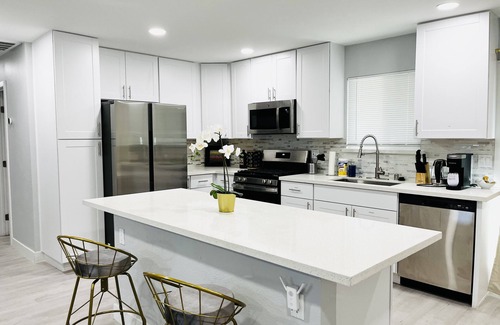 Whitney House | Relaxing Vegas Retreat with Private Hot Tub & Pool Access