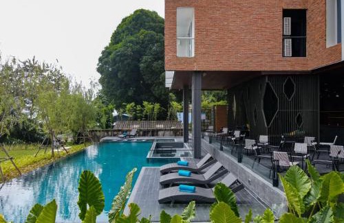 Nai Muang Hotel | Elegant VELA DHI Nakhon Phanom: 4-Star Stay with Pool & Hot Tub