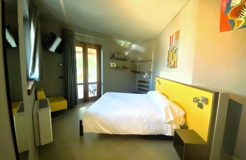 Sale Marasino Hotel | Vela di Soleville: Rooms with Lake Views & Onsite Dining