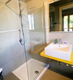 Sale Marasino Hotel | Vela di Soleville: Rooms with Lake Views & Onsite Dining