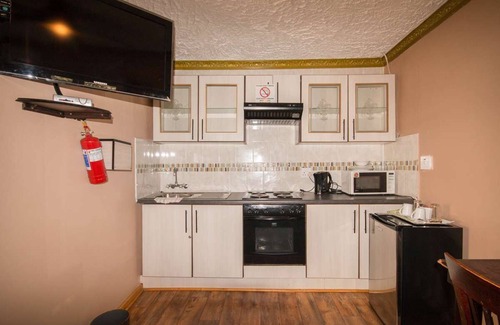 Port Elizabeth House | Cozy Vela Inn Unit 1: Breakfast & Kitchen Amenities