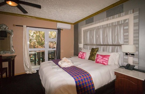 Port Elizabeth House | Cozy Vela Inn Unit 1: Breakfast & Kitchen Amenities