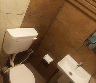 Palani Hotel | Welcoming Velan Temple View: Family-Friendly & Accessible Stays