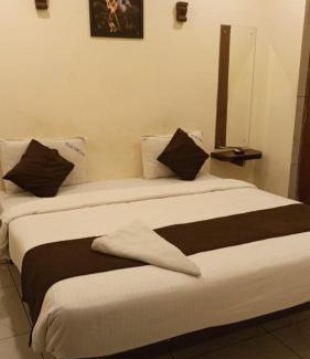 Palani Hotel | Welcoming Velan Temple View: Family-Friendly & Accessible Stays