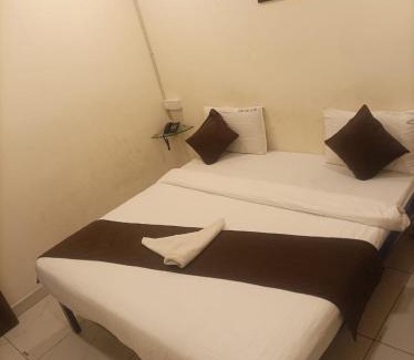 Palani Hotel | Welcoming Velan Temple View: Family-Friendly & Accessible Stays