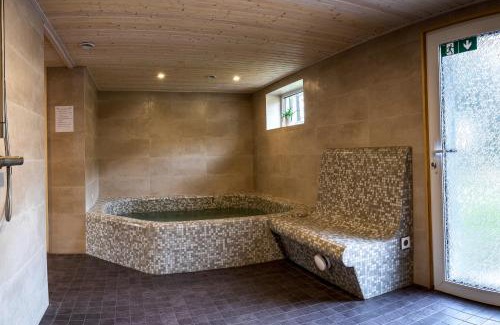 Vaibla Ski Chalet | Veldemani Puhkemaja: Oceanfront Getaway with Pet-Friendly Perks