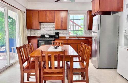 Caye Caulker House | Beachfront VeLento Level #9: Guest Favorite with Pool & More