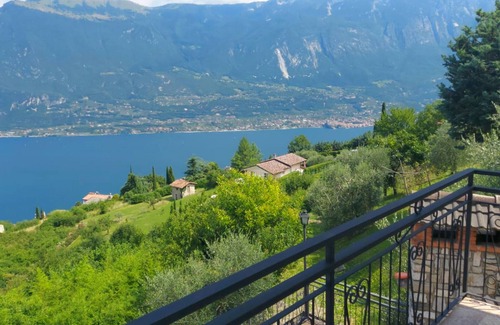Tremosine Villa | Top-Rated Vella Villetta Miralago with Lake View Amenities