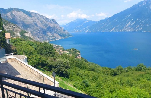 Tremosine Villa | Top-Rated Vella Villetta Miralago with Lake View Amenities