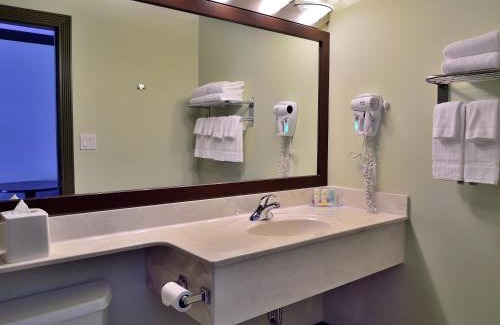 Hinton Hotel | Pet-Friendly Getaway at Quality Inn & Suites with Pool