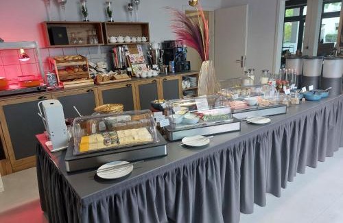 Bad Saarow Hotel | Stylish Velotel Bad Saarow: Pet-Friendly with Hot Tub