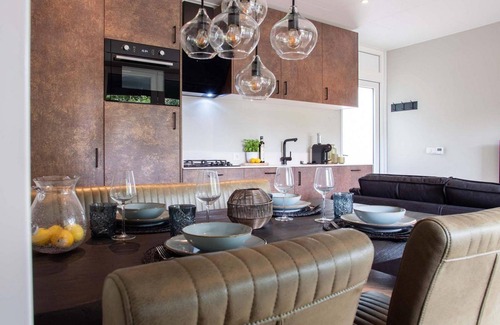Garderen Ski Chalet | Discover Veluwe Hoeve: Ideal Family Getaway with Ocean View