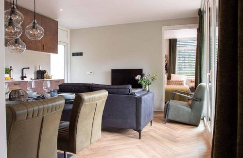 Garderen Ski Chalet | Discover Veluwe Hoeve: Ideal Family Getaway with Ocean View