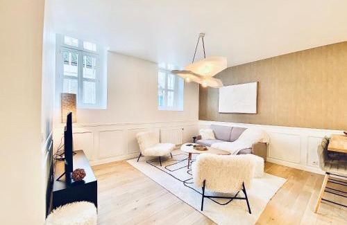 Sens Apartment | Elegant Velvet BEST KEYS - Duplex in City Center, 9.8/10
