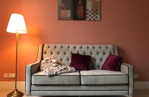 Leamington Spa Apartment | Convenient Velvet Nest: A Short Walk from the Train Station