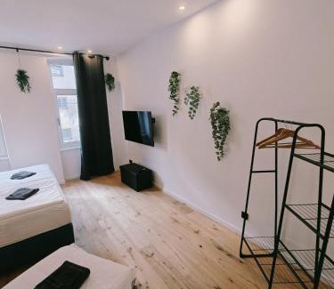 Favoriten Apartment | Velvet Vienna - at metro station U1 - 5 mins to opera