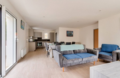 Commequiers Ski Chalet | Tranquil Retreat for Your 6-Person Family Escape