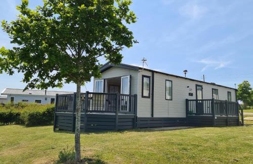 Cowes House | Vendee Lodge: 4-Star Stay with Pet-Friendly Amenities