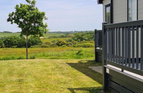 Cowes House | Vendee Lodge: 4-Star Stay with Pet-Friendly Amenities
