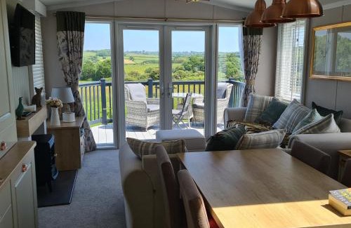 Cowes House | Vendee Lodge: 4-Star Stay with Pet-Friendly Amenities