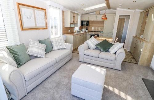 Cowes House | Vendee Lodge: 4-Star Stay with Pet-Friendly Amenities