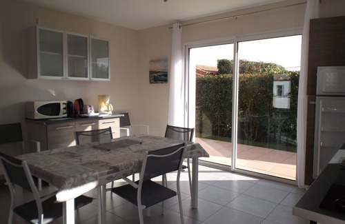 Angles House | Family-Friendly 2-Bedroom Oasis Near Shops & Beaches