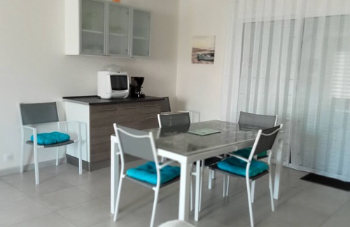 Angles House | Family-Friendly 2-Bedroom Oasis Near Shops & Beaches