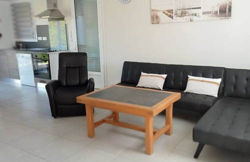 Angles House | Family-Friendly 2-Bedroom Oasis Near Shops & Beaches