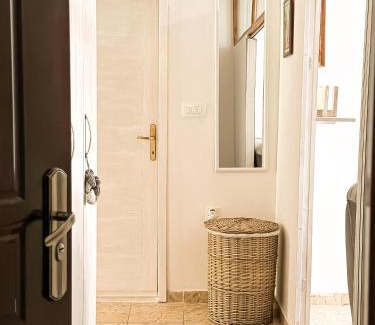 Skaljari Apartment | Cozy Venera Apartman: Top-Rated Stay for Families