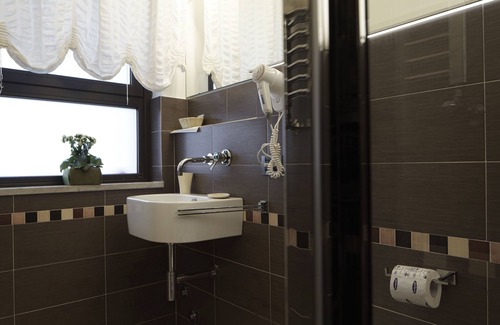 Picanello-Ognina-Barriera-Canalicchio Bed & Breakfast | Discover Venere B&B: Family-Friendly with Breakfast Included