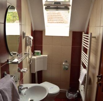 Sighisoara House | Venesis House: Family-Friendly Retreat with Top Amenities