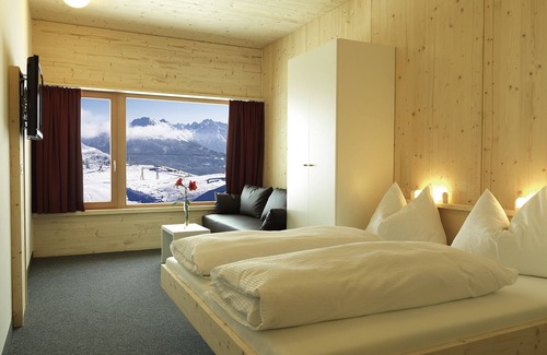 Landeck Hotel | Inviting Venet Gipfelhütte: Family-Friendly with Dining Options