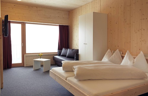 Landeck Hotel | Inviting Venet Gipfelhütte: Family-Friendly with Dining Options
